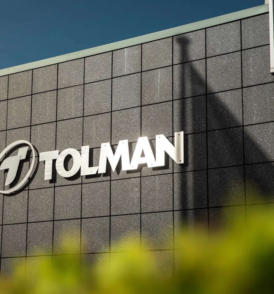 De gevel van Autobedrijf Tolman aan De Roef 17 in Drachten